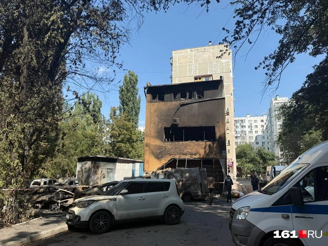 Обратная сторона здания, где расположен ПВЗ, — там и начался пожар, который перекинулся потом на машины и деревья | Источник: Марина Рыбалкина / 161.RU