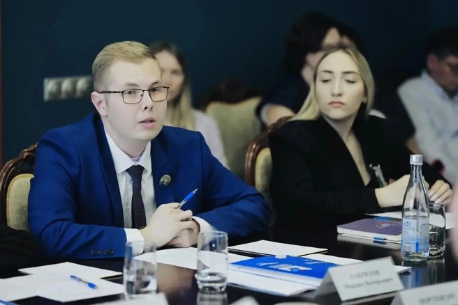 Максим Гаврилов поделился планами по благоустройству территории у молодежного центра | Источник: Иван Макеев