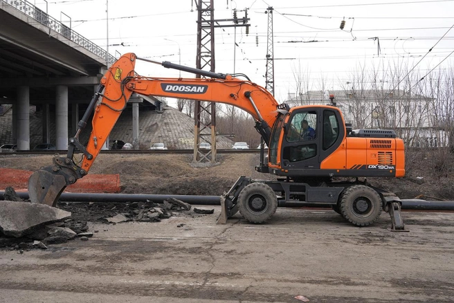 Рядом с местом провала уже готовят котлован под новые трубы | Источник: admkrsk.ru