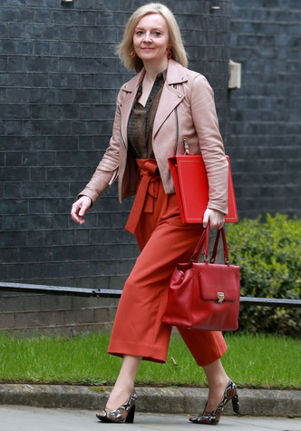Британская икона: как одевается Лиз Трасс — самый стильный премьер-министр Великобритании