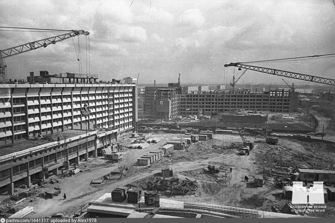 Строительство администрации города и гостиницы «Красноярск», 1975 | Источник: Б. Бармин, Красноярский краевой краеведческий музей / VK