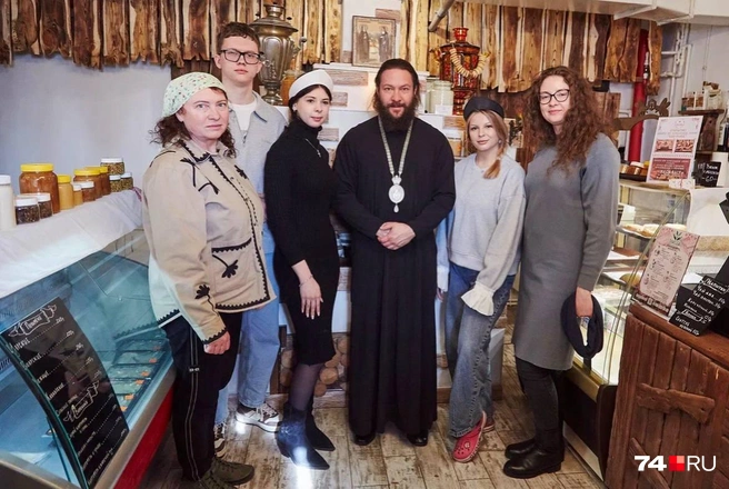 Епископ Зосима тоже частый гость в пекарне | Источник: предоставлено героями публикации