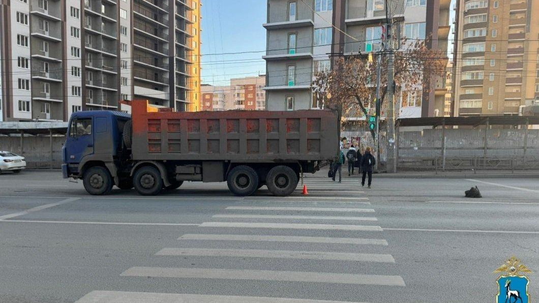 У кольца на Антонова-Овсеенко самосвал снес 18-летнюю девушку: фото