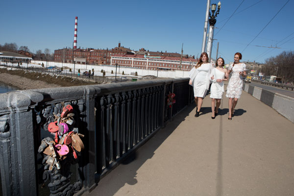Иваново - по-прежнему гогрод невест, хотя ткацкая фабрика (на заднем плане) давно пустует