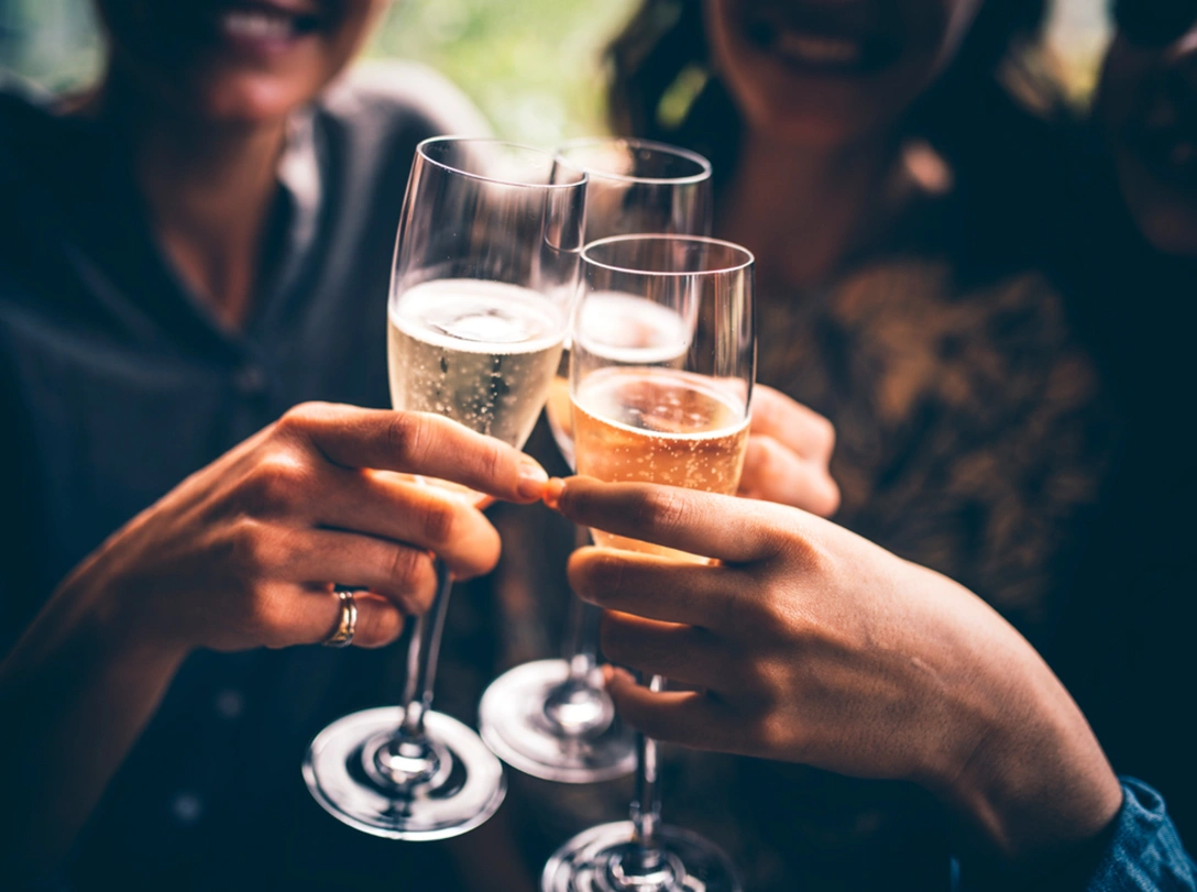 Cheers: гид по игристым винам | marieclaire.ru