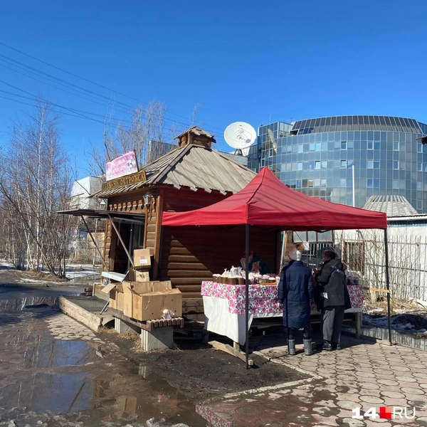 Возле Преображенской церкви продают куличи | Источник: Надежда Ефимова / 14.RU