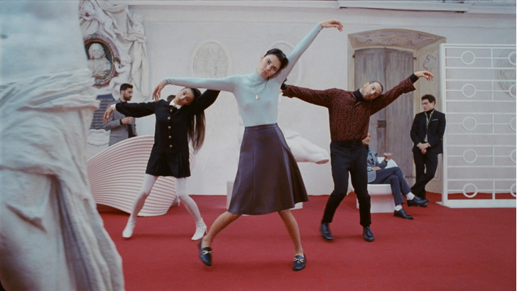 Это стоит увидеть: танцы и перевоплощения Кендалл Дженнер на миланской вилле