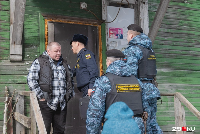 Начало выселения: вход в дом  | Источник: Иван Митюшёв