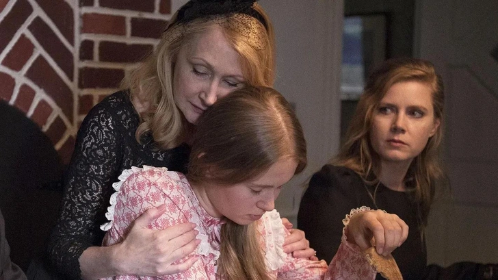 Главная героиня, ее мама и сводная младшая сестра | Источник: Кадр из сериала «Острые предметы»