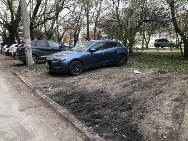 Помыл машину и обратно в свинарник (который сам же и развел). Город высокой парковочной культуры | Источник: читатель 74.RU