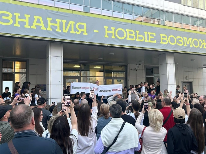 В Новой Москве родители учеников вышли на стихийный митинг | Источник: Екатерина Мизулина / T.me