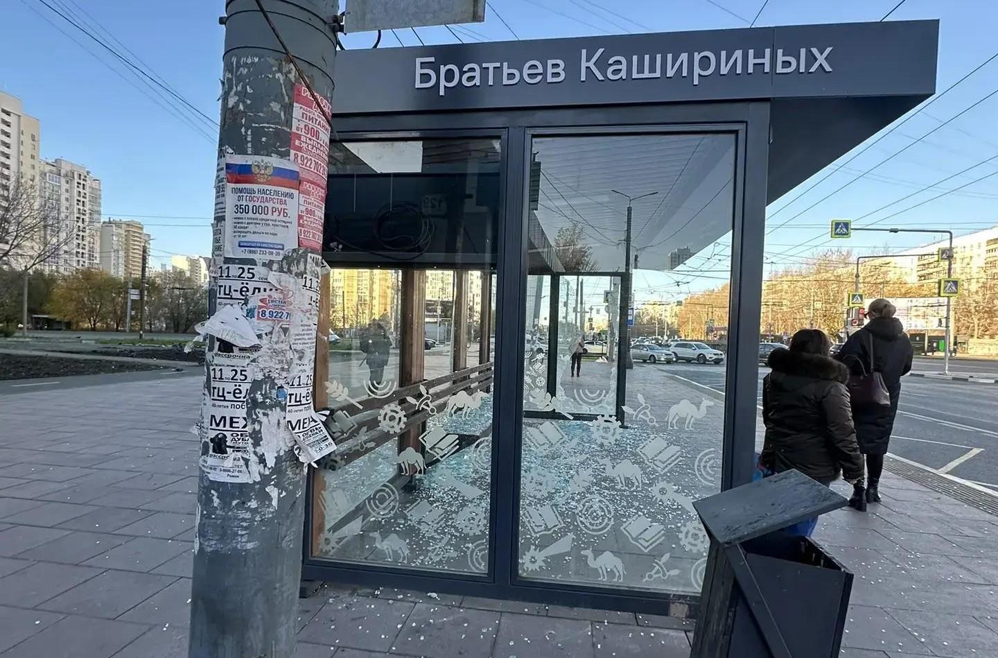 На Северо-Западе Челябинска снова разбили остановочный павильон