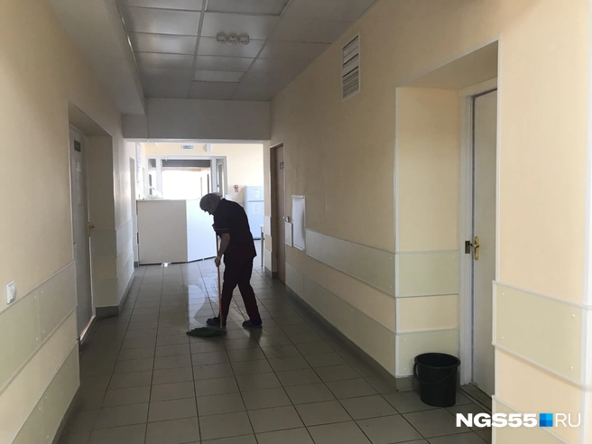 undefined Уборщице в поликлинике обещают платить примерно 20 тысяч рублей в месяц | Источник: Елена Латыпова / NGS55.RU
