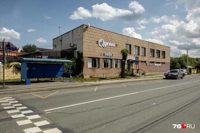 Рядом с остановкой общественного транспорта можно найти продуктовые магазины и кафе | Источник: Александр Куренной / 76.RU