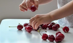 Что делать, если маленький ребенок проглотил косточку от черешни? 🍒