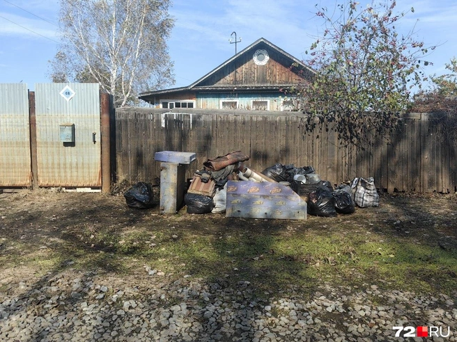 Вещи, которые пострадали от паводка. Непонятно, то ли хозяева с ними попрощались, то ли просто выставили сушиться  | Источник: Павел Красоткин / 72.RU 