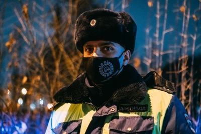 В Омске задержан блогер-инспектор ДПС за взятку