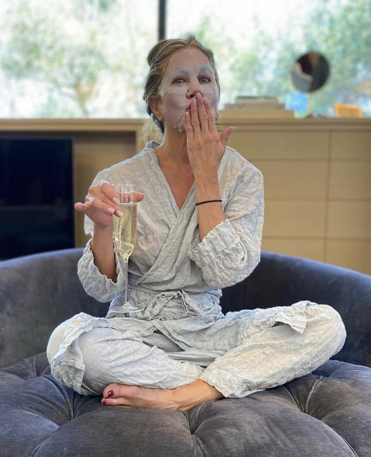 Серая пижама или черный шелк? Два образа Дженнифер Энистон на «Эмми-2020»