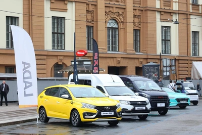 На Манежной площади представят танки, роботакси и электробусы