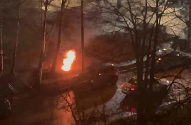 Горевший люк украл домашний интернет у жителей Калининского района | Источник: читательница «Фонтанки» Юлия