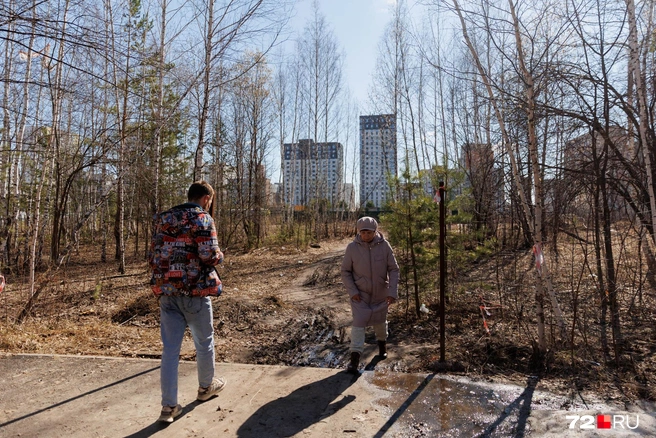 А вот и сам вход в парк. После грязи&nbsp;— относительно чистый асфальт | Источник: Ирина Шарова / 72.RU 