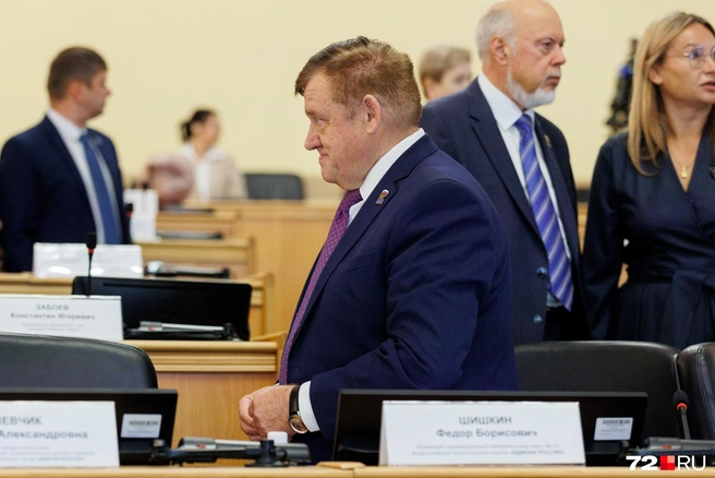 Депутатом стал Федор Шишкин. До этого он был мэром Ишима. На заднем фоне&nbsp;— Вадим Шувалов, бывший глава Сургута. Теперь он тоже депутат | Источник: Ирина Шарова / 72.RU