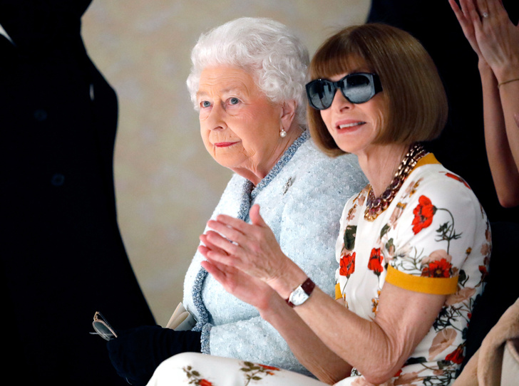 Только спокойствие: Как Елизавета II помогла Анне Винтур расслабиться на показе Richard Quinn