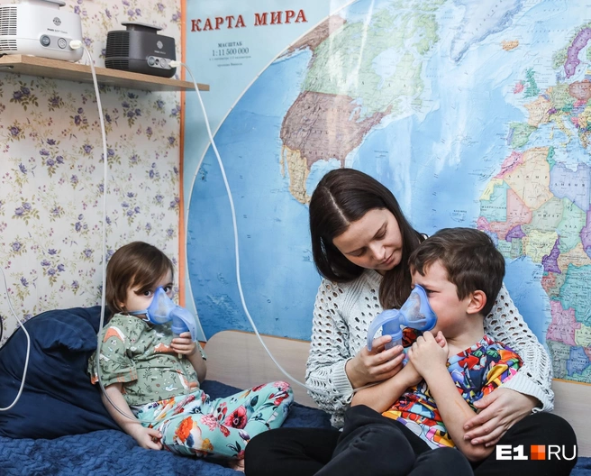 Больше 150 тысяч рублей в год семья тратит только на гипертонические растворы. Казалось бы, кто не покупал ребенку раствор для ингаляций? Но этим детям они необходимы пожизненно  | Источник: Екатерина Карпочева