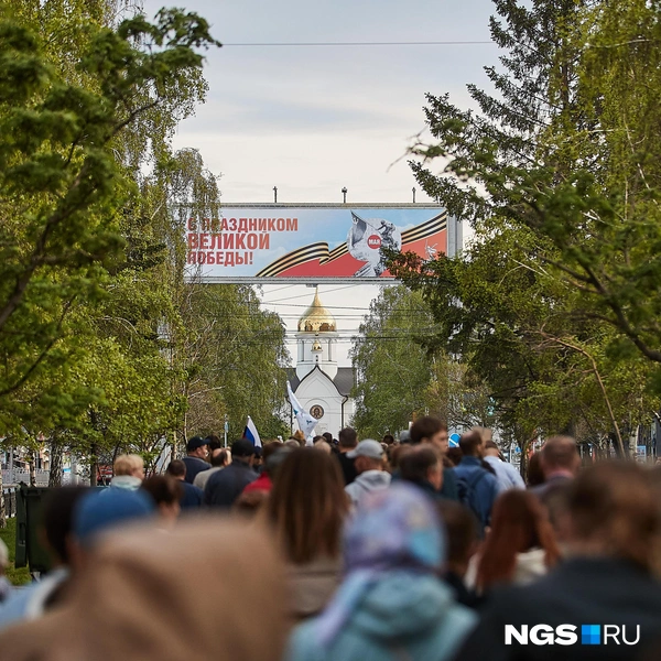 После акции толпа двинулась по Красному проспекту | Источник: Александр Ощепков / NGS.RU