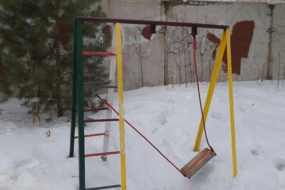 Девочка в Челябинске пострадала из-за сломанных качелей