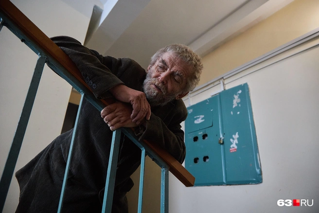 Юрию удобно стоять, лишь опираясь на перила | Источник: Роман Данилкин / 63.RU