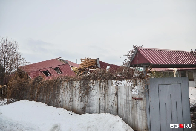 Дом буквально разломился напополам | Источник: Роман Данилкин / 63.RU
