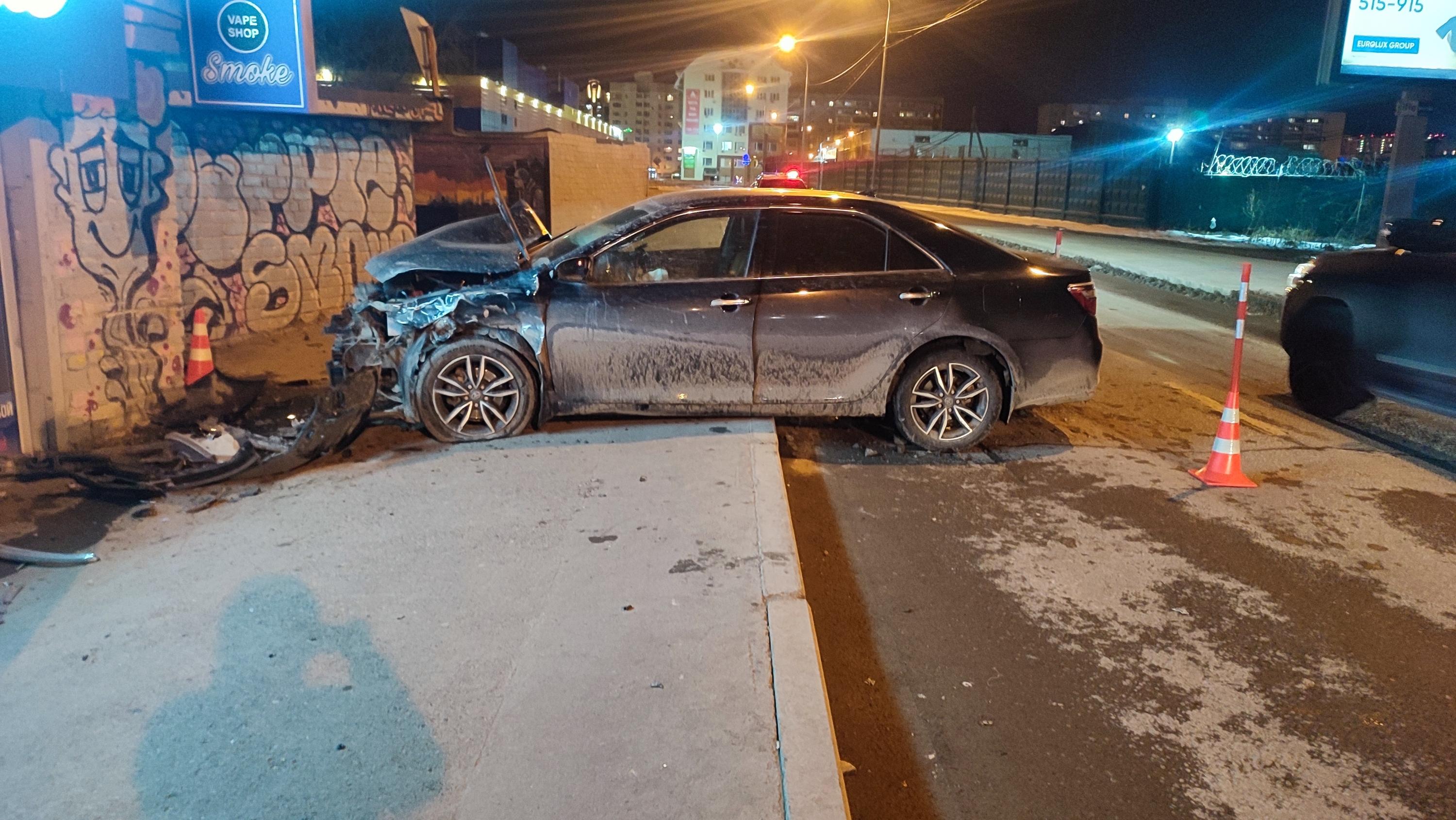 В центре Тюмени мужчина сбил девушку, врезался в другую машину и улетел в  гаражи - 15 апреля 2023 - 72.ру