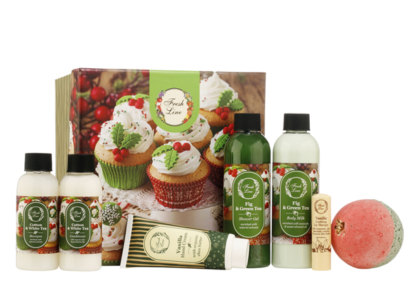 Рождественский набор для тела и волос Ароматный инжир, Fresh Line. В набор входят: гель для душа «Инжир и зеленый чай», 200 мл; молочко для тела «Инжир и зеленый чай», 200 мл; игристый шарик «Инжир и зеленый чай», шампунь для волос для всех типов «Хлопок и белый чай», 100 мл; кондиционер для волос «Хлопок и белый чай», 100 мл; крем для рук «Ваниль», 75 мл; бальзам для губ «Ваниль», 5,4 мл.