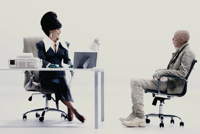 Zivert и Лев Зулькарнаев в музыкальном фильме «Хозяйка нейросети» | Источник: Дмитрий Спиридонов / пресс-служба Первого канала