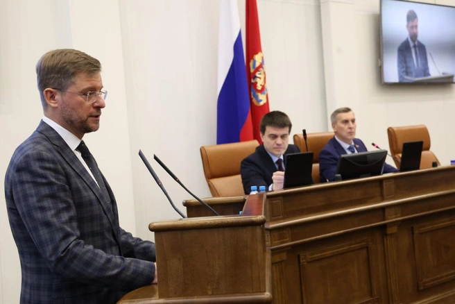 Алексей Медведев на трибуне Заксобрания | Источник: Парламент на Енисее / Telegram
