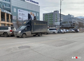 Канализационный люк на Ленина 1 пошел волнами | Источник: Надежда Ефимова / 14.RU