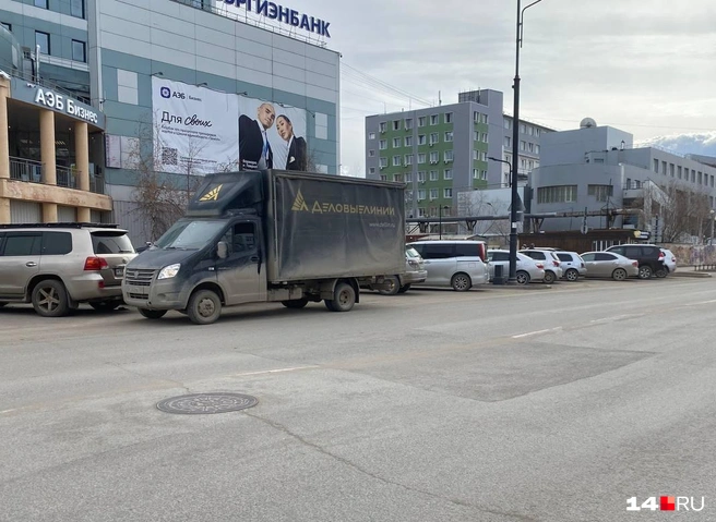 Канализационный люк не торчит, но всё, что под ним, пучится и просится наружу | Источник: Надежда Ефимова / 14.RU