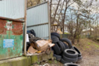Владивосток снова завалили старыми покрышками