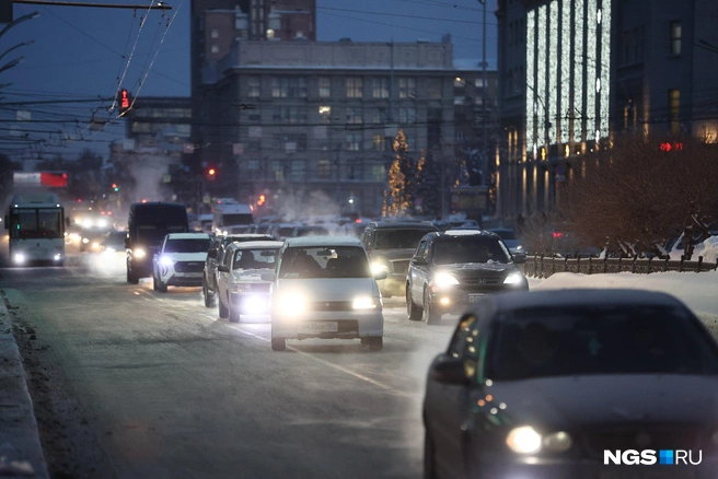 Утром Новосибирск (абсолютно ожидаемо) встал в 7-балльных пробках | Источник: Александр Ощепков / NGS.RU