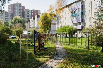 Детскую площадку поделили пополам: часть с одной стороны забора, часть&nbsp;— с другой | Источник: Тимофей Калмаков / 59.RU