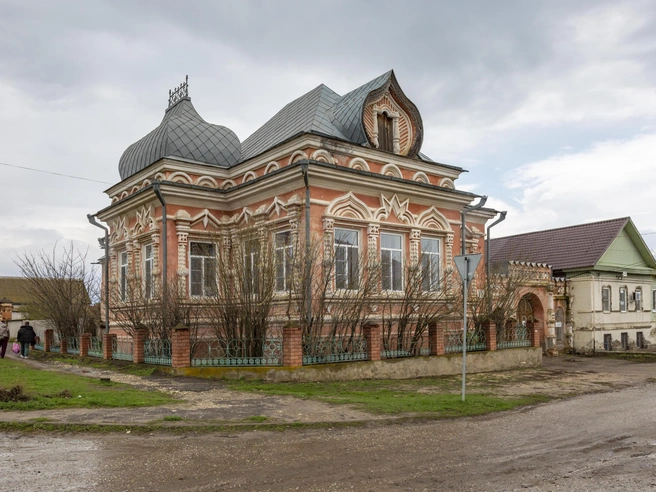 Здание районной библиотеки считается одним из самых красивых в Дубовке. Его осмотр снаружи бесплатный, вход внутрь платный. | Источник: Константин Завриков / V1.RU