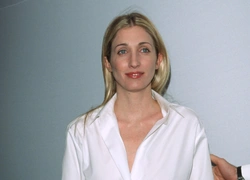 История помолвочного кольца Кэролин Бессетт-Кеннеди: скромность с глубоким смыслом