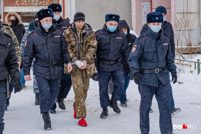 Подозреваемого ведут на место нападения | Источник: Тимофей Калмаков