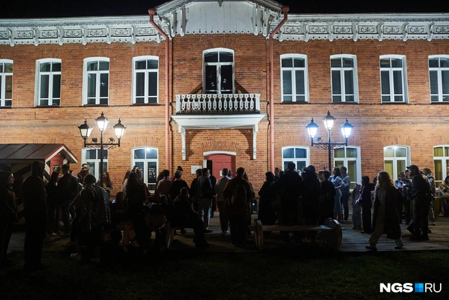 В полночь экскурсия началась в музее на набережной. На нее пришли десятки людей, были и дети, и взрослые. По концепции экскурсии, зрителям предложили прогуляться по улицам города конца ХIХ века | Источник: Александр Ощепков / NGS.RU