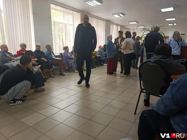 Очередь образовалась днем 13 октября | Источник: читатель V1.RU