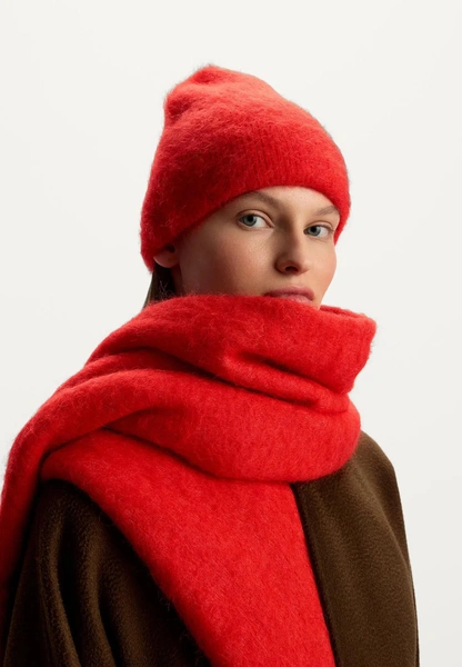 Шапки, береты и кепки: самые модные головные уборы зимы 2025/26 Шапки, береты и кепки: самые модные головные уборы зимы 2025/26