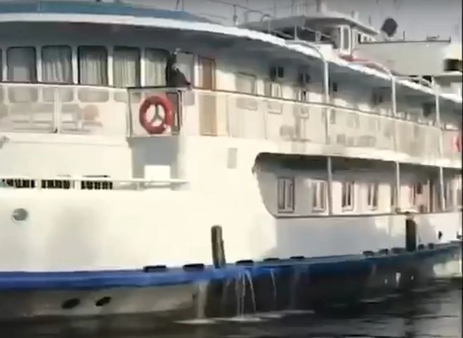 Опубликовано видео с севшим на мель на Оке пассажирским теплоходом | ya62.ru