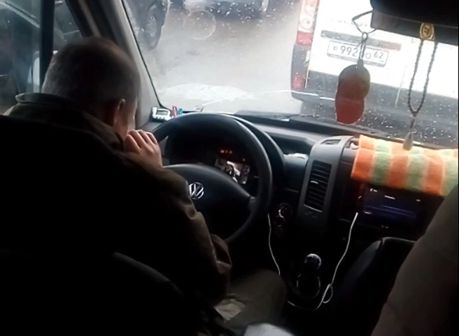 Видео: в Рязани водитель маршрутки смотрит фильм за рулем | ya62.ru