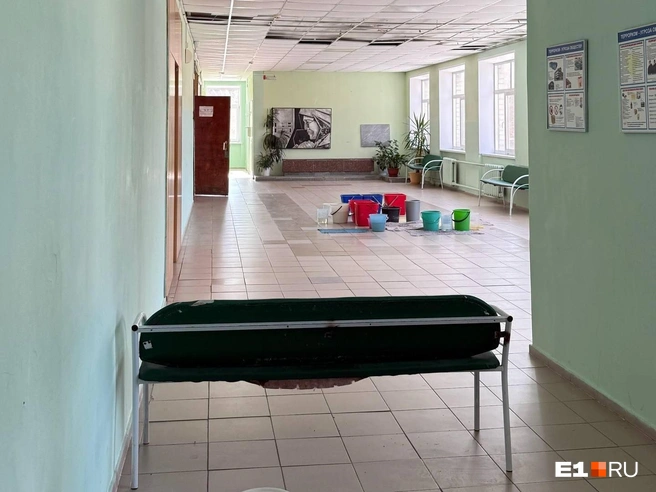 Кажется, школа остро нуждается в ремонте | Источник: читатель E1.RU
